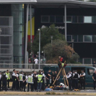 Protesta en la pista del aeropuerto de la City de Londres.-DANIEL LEAL-OLIVAS / AFP