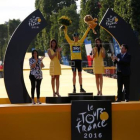 El ciclista británico del equipo Sky, Christopher Froome celebra en el podio su victoria en el Tour de Francia de 2016-EFE