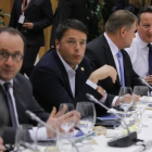 Cena de jefes de Estado y de Gobierno de la UE, con Hollande (izquierda), junto a Renzi (a su izquierda) y Cameron (segundo por la derecha), esta noche.-EFE / OLIVIER HOSLET POOL