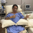 Jair Bolsonaro posa para una foto durante su estancia en el hospital.-FLAVIO BOLSONARO (AP)