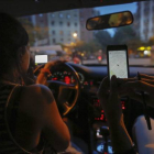 Un coche particular trabaja como taxi en Barcelona a través de la aplicación Uber.-EL PERIÓDICO