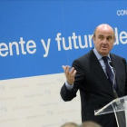 El ministro de Economía, Luis de Guindos, en unas jornadas en Arteixo (A Coruña) el día 25 de noviembre.-EFE