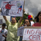 Manifestación contra la creación del carnet de la patria y otras medidas económicas impulsadas por Maduro, el pasado viernes, en Caracas.-MIGUEL GUTIÉRREZ (EFE)