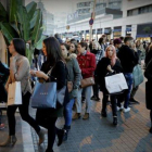 Compradores en la calle de Pelai de Barcelona.-FERRAN NADEU