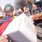 Venzolanos con cajas de ayuda humanitaria que entró por la fontera con Colombia.-EFE