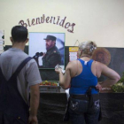 Habitantes de La Habana compran verduras en una tienda, el pasado jueves.-Foto: ALEXANDRE MENEGHINI / REUTERS