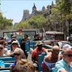 Visitantes de Barcelona en el bus turístico.-RICARD CUGAT