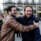 Pablo Iglesias y Alberto Garzón, en la Puerta del Sol, donde anunciaron el acuerdo de coalición entre Podemos e IU el 9 de mayo de 2016.-TWITTER / IU