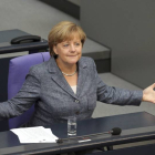 La canciller alemana, Angela Merkel, participa en el debate y votación del tercer rescate a Grecia.-Foto: EFE / W. KUMM