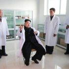 Kim Jong-un ha aumentado sus visitas oficiales desde su operación de tobillo.-Foto:  KOREAN CENTRAL NEW AGENCY
