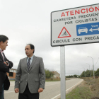 Puerta y López Represa en el tramo Almazán-Matamala junto a uno de los carteles. / DELEGACIÓN TERRITORIAL-