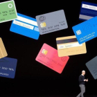 El consejero delegado de Apple, Tim Cook, presenta la tarjeta de crédito Apple Card.-AFP / NOAH BERGER