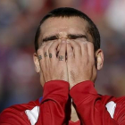 Antoine Griezmann se lamenta de una ocasión perdida en el partido de esta tarde ante el Sevilla en el Calderón.-REUTERS / SERGIO PÉREZ