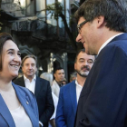 Ada Colau y Carles Puigdemont conversan tras las ofrendas florales de la pasada Diada-MARTA PÉREZ/EFE