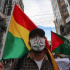 Un hombre protesta en Bolivia por las elecciones presidenciales.-EFE
