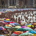 Veraneantes en la playa de Benidorm.-MIGUEL LORENZO