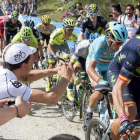 Alejandro Valverde, seguido por Vincenzo Nibali, durante la ascensión a Alpe di Ponti.-EFE / CLAUDIO PERI
