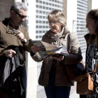 Tres personas consultan información turística en el centro de la capital.-DIEGO MAYOR
