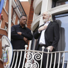 Julian Assange en la embajada de Ecuador en Londres el pasado 21 de agosto.-AP / YUI MOK