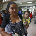 Migrantes junto a sus hijos en EEUU-LARRY W.SMITH