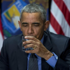El presidente Obama bebe un vaso de agua de Flint.-