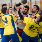 El pivote Jon Ramiro en un partido del Naturhouse rodeado de jugadores rivales.-D.S.