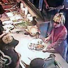Hillary Clinton, con gafas, en una imagen de las cámaras de seguridad del restaurante Chipotle de Maumee, en Ohio, el lunes.-
