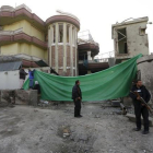 Agentes afganos de seguridad custodian el exterior de la embajada española.-REUTERS / MOHAMMAD ISMAIL