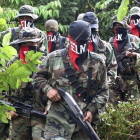 Una columna de guerrilleros del ELN en la selva de Antioquia en una fotografía del 2004-ALBERTO LOPERA (ELN)
