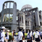 Jóvenes pasan enfrente del edificio que sobrevivió a la bomba atómica en Hiroshima. EFE / EPA/JIJI PRESS-EFE / EPA/ JIJI PRESS