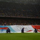 Pancarta a favor de la libertad de expresión, exhibida sobre el césped del Camp Nou, antes del partido de Liga entre el Barça y el Eibar.-JORDI COTRINA