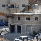 Las fuerzas de seguridad israelís derriban un edificio palestino en Sur Baher, Jerusalén Este.-HAZEM BADER (AFP)