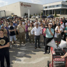 Trabajadores de Norma frente a la fábrica./ V. G. -
