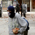 Enfrentamiento entre jóvenes y la policía de Colombia.-EFE
