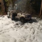 Estado en que quedó el vehículo siniestrado rodeado de la espuma de sofocar fuego.-HDS