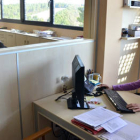 Una empleada, en una oficina de una empresa soriana. / ÁLVARO MARTÍNEZ-
