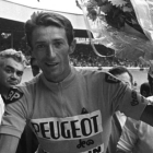 Roger Pingeon posa en el velódromo del Parque de los Príncipes tras ganar el Tour de Francia de 1967.-AFP
