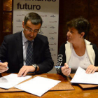 Firma del convenio entre Caja España-Duero y Cámara de Comercio./ A. M. -