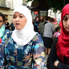 De izquierda a derecha, Samia Snini, Chamia Ben Ahmed y otra amiga, ayer, en Soria. A. MARTÍNEZ-A. MARTÍNEZ