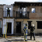 Una de las actuaciones más destacadas del 2012 fue el incendio de Vadillo que arrasó tres viviendas. / VALENTÍN GUISANDE-