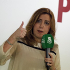 La presidenta de la Junta de Andalucía, Susana Diaz (d), durante la cena organizada por el PSOE de Roquetas de Mar, con motivo del Día Internacional de la Mujer.-EFE