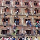 Miles de personas escalaron edificios para pasar las respuestas a alumnos que se examinaban.-Foto: AP