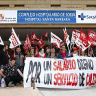 Una concentración de los trabajadores del sector del transporte sanitario en la puerta del hospital Santa Bárbara.-HDS