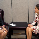 Letizia posa con la directora general de la OMS, Margaret Chan, durante la reunión que han mantenido este lunes en la sede de la ONU en Nueva York.-EFE / SERGIO BARRENECHEA