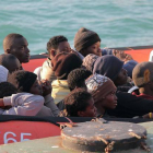 La Guardia Costera desembarca a un grupo de inmigrantes en un puerto de Sicilia.-Foto:   CALOGERO MONTANALAMPO / AP