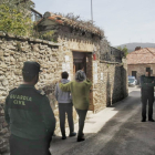 Dos guardias civiles custodian la residencia de Sánchez Dragó. MARIO TEJEDOR