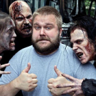 Robert Kirkman, rodeado de algunas de las criaturas protagonistas de The walking dead.-AMC