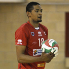 Elvis seguirá vistiendo la camiseta del CMA. V. Guisande-