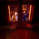 Unos visitantes miran desde fuera un escaparate rojo en el museo de la prostitución del Barrio Rojo de Amsterdam.-EVERT ELZINGA (AP)