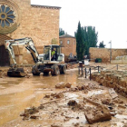 Una excavadora trabaja para retirar los cascotes acumulados junto al monasterio.-CEDIDA